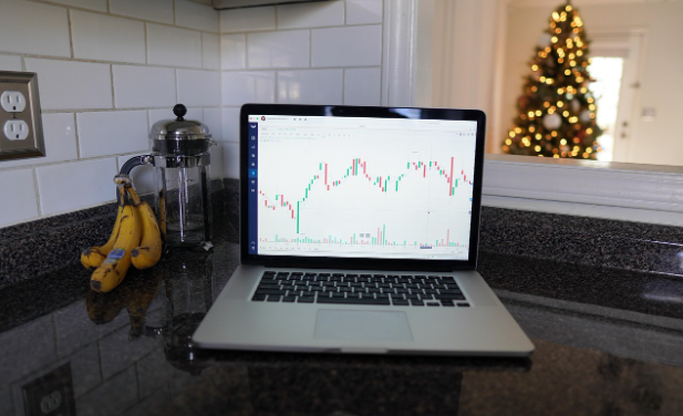Fundamental vs technical vs on-chain analysis: How crypto experts predict prices