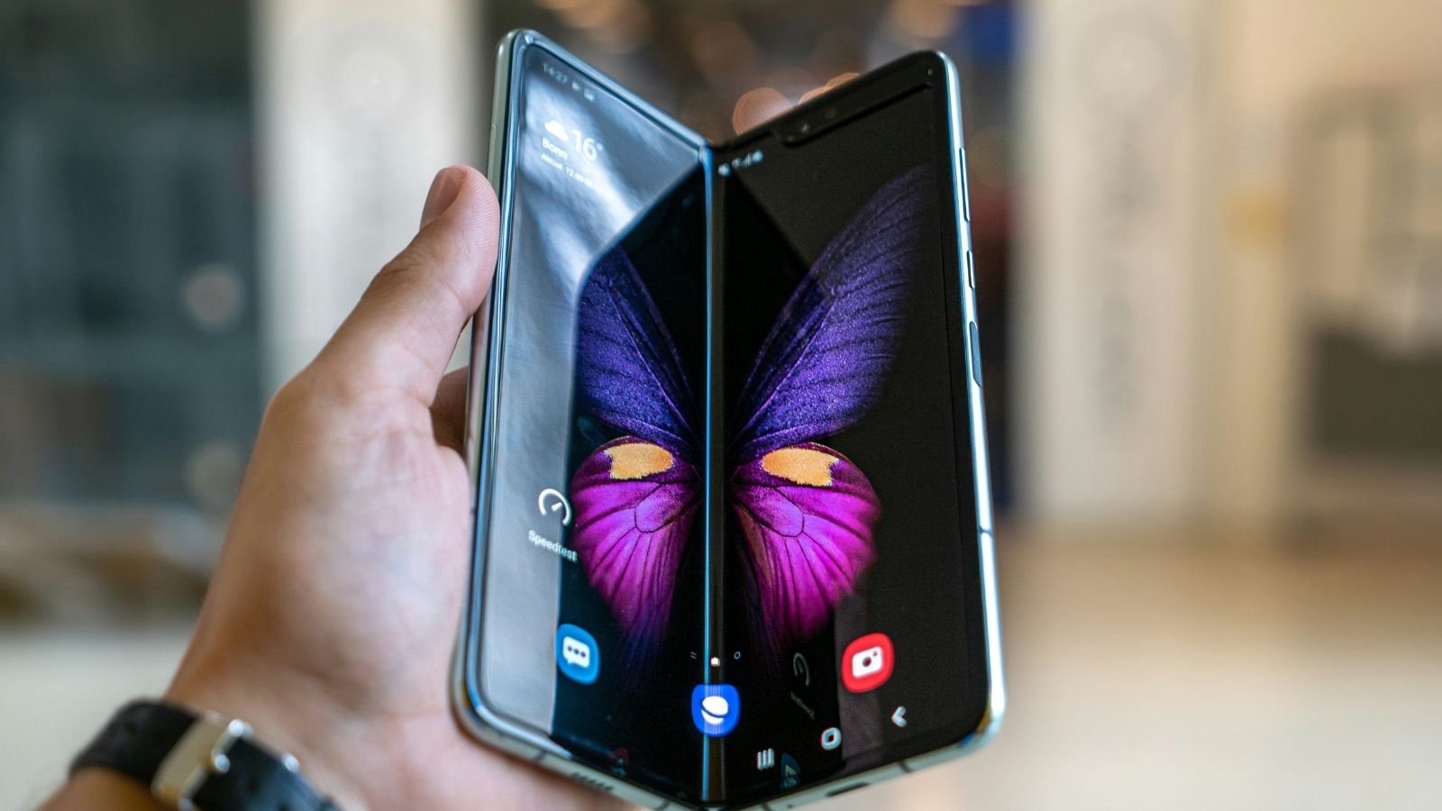 Foldable Phones and Live Casino: Is the Bigger Screen Worth It?