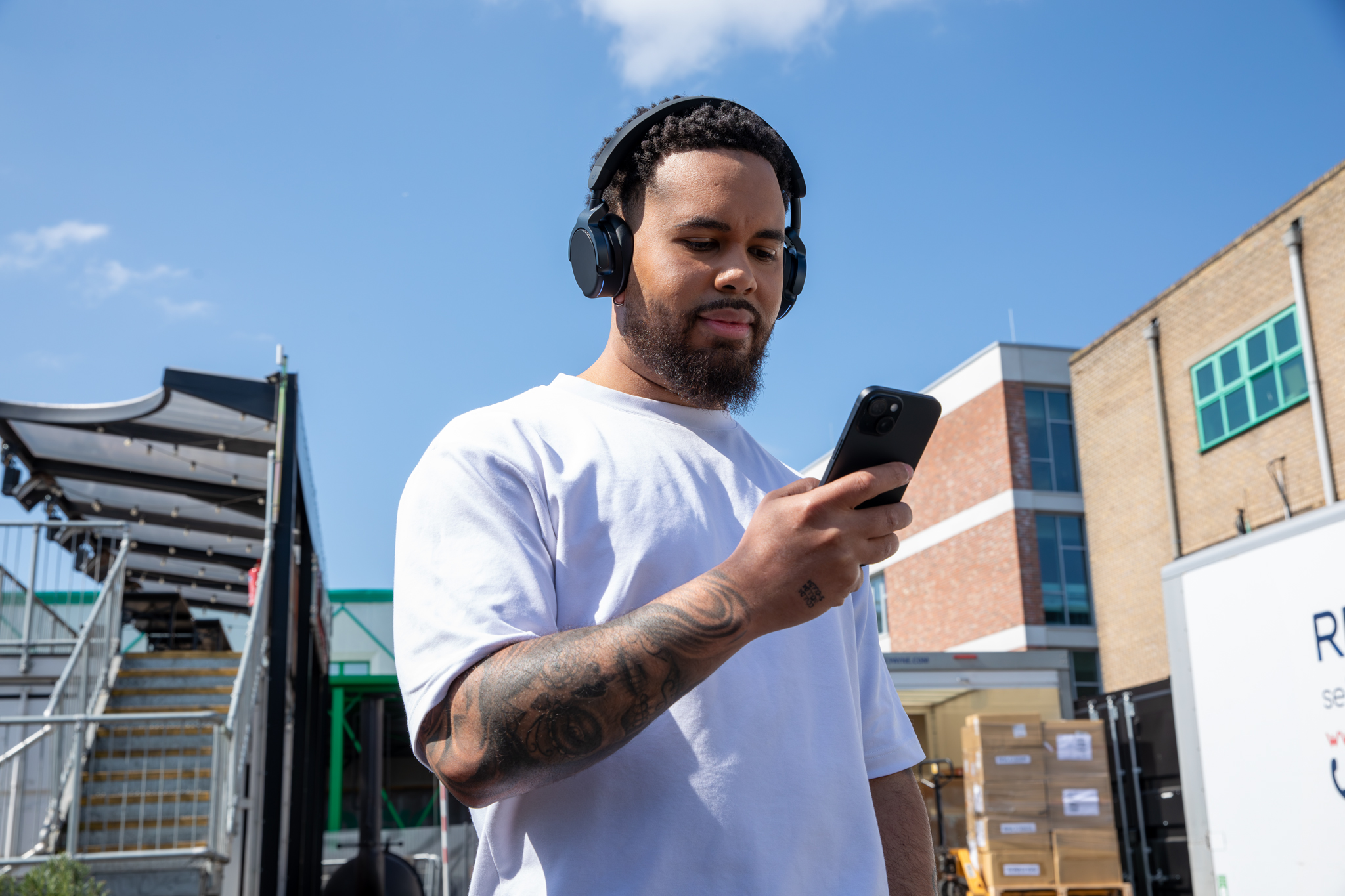 Introducing the HDJ-F9 professional on-ear wireless DJ headphones – SonicLink™ ultra-low-latency wireless technology brings new freedom to DJ performances